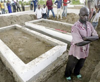 Autour de la sépulture profanée, le 19 décembre.(Photo : AFP)