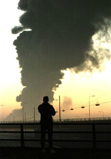 Colonne de fumée émanant d'un dépôt de carburant, celui de Buncefield, au nord de Londres, près de la ville de Hemel Hempstead.(Photo : AFP)