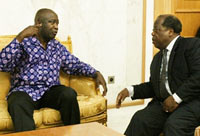 Le président Gbagbo (à gauche) et le Premier ministre Charles Konan Banny doivent trouver une solution au vide parlementaire.(Photo : AFP)