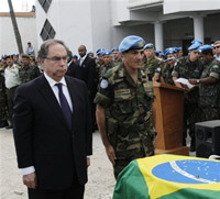 Le diplomate chilien Juan Gabriel Valdès, responsable de la Minustah, s'inclinant devant la dépouille du général brésilien Urano Teixeira Da Matta Bacellar, commandant des casques bleus.(Photo : AFP)