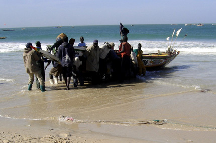 Après la pêche, il faut remonter la pirogue sur la plage.(Photo : P Nadel/RFI)