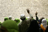 Les pèlerins jettent des pierres sur les trois stèles supposées symboliser Satan, à Mina.(Photo : AFP)