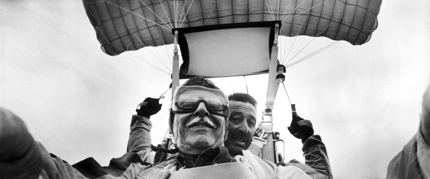 Autoportrait au parachute, 1994(Photo : Willy Ronis/Agence Rapho)