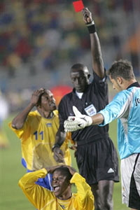 Le milieu de terrain Trésor Mputu (en bas) a été expulsé du match à la 18e minute après avoir commis une faute sur l’angolais Carlos Alonso Kali.(Photo : AFP)