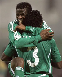 Ismailla Taye Taiwo (le numéro 3) est félicité par son coéquipier Yussuf Ayila après avoir marqué le seul but du match.(photo : AFP)