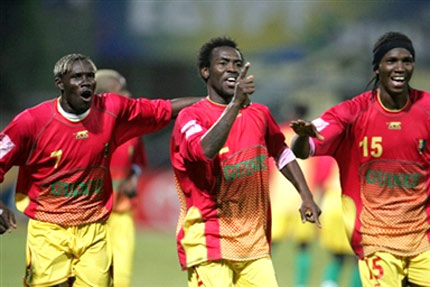 Les Guinéens Pascal Feindouno (centre), Omar Kaalabane (droite) et Fodé Mansre (gauche).(Photo : AFP)