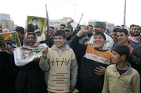 Najaf : Les chiites manifestent leur joie à l’annonce des résultats des élections législatives. Ils n’obtiennent pas la majorité absolue des sièges mais ils totalisent 128 sièges sur 275.(Photo : AFP)