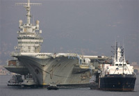 Le porte-avions Clemenceau est interdit de pénétrer dans les eaux territoriales de l’Inde avant le 13 février 2006.(Photo : AFP)