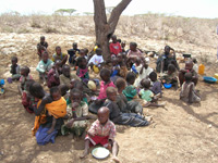 Distribution de bouillie de maïs à des enfants samburus.(Photo : Hilaire Avril/RFI)