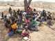 Distribution de bouillie de maïs à des enfants samburus.(Photo : Hilaire Avril/RFI)