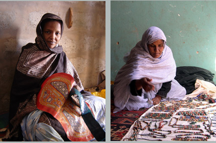 A droite : femme mauritanienne présentant un exemple de teinture. <br />A gauche : présentation des travaux réalisés.(Photo : P Nadel/RFI)