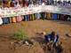 Un jeune malien plante un arbre pour symboliser la fin du premier Forum social mondial sur le sol africain. 

		(Photo : AFP)
