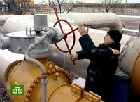 Un employé de la société Gazprom ferme les vannes du gazoduc qui approvisionne l'Ukraine.(Photo : AFP)