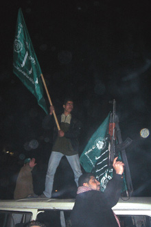 Durant toute la soirée, les partisans du Hamas ont sillonné le centre-ville en voiture, dans un déluge de coups de klaxons et de chants patriotiques.(photo : Manu Pochez)