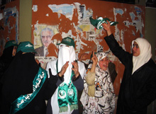 Un groupe de femmes voilées célèbre la victoire du parti islamiste.(photo : Manu Pochez)