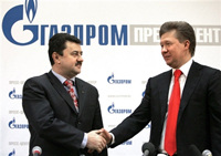 Le directeur de Gazprom, Alexeï Miller (à droite) et Olexi Ivchenko, directeur de la compagnie publique ukrainienne Naftogaz, sont parvenus à un accord le 4 janvier 2006 à Moscou. (Photo : AFP)