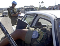 A l'approche des élections, les casques bleus de la Minustah multiplient les points de contrôle et les fouilles des véhicules.(Photo : AFP)