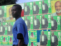 Sur un mur de Pétionville, les candidats parmi les plus en vue : René Préval et Leslie Manigat pour les présidentielles. Mirlande Manigat pour les sénatoriales.(Photo : Karole Gizolme)