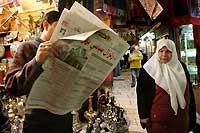 «<i>Un séisme politique secoue la région</i>» titre ce journal en langue arabe diffusé à Jérusalem.(Photo: AFP)