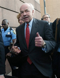 L'ex-président et fondateur d'Enron, Kenneth Lay à son arrivée au tribunal de Houston lundi 30 janvier.(Photo : AFP)