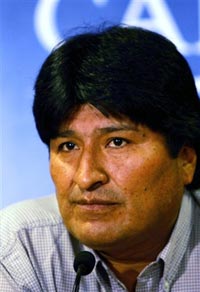 Le nouveau président bolivien Evo Morales estime qu’«&nbsp;<i>il faut laisser de côté le modèle néo-libéral&nbsp;</i>».(Photo : AFP)