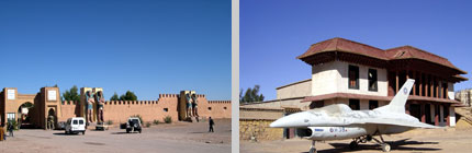 L'entrée des studios de Ouarzazate. A droite, l'avion des <em>Diamants du Nil</em> et le temple tibétain de <em>Kundun</em>.(Photo : P Nadel/RFI)