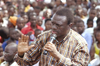 Kizza Besigye à sa sortie de prison devant ses supporters : «&nbsp;<em>Ce gouvernement est en train de sombrer</em>&nbsp;».(Photo : AFP)