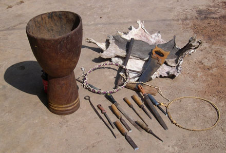 Outils rudimentaires, nécessaires à la fabrication d'un djembé.(Photo : P. Nadel / RFI)