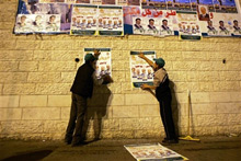 Des militants du Hamas collent des affiches à Gaza. Pourtant, on parle de plus en plus d'un report des élections législatives.(Photo : AFP)