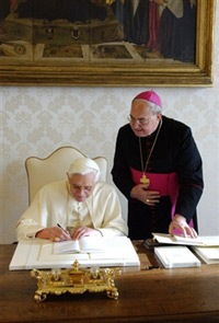 Le premier grand texte du pape commence par une réflexion d’ordre théorique sur le fondement divin de l’amour.(Photo : AFP)