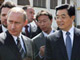 Vladimir Poutine et Hu Jintao en juillet 2005 à Moscou. Les Européens et les Américains doivent convaincre la Russie et et la Chine de soumettre le dossier du nucléaire iranien au Conseil de sécurité des Nations unies.(Photo: AFP)