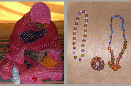 Une boule grossière qui deviendra une perle. Exemples de colliers et bracelet en perle de Kiffa.(Photo : Ph.Nadel/RFI)