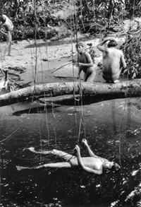 <em>Village d'Indiens Yanomamis</em><br /> Brésil 1986.(Photo : Sebastião Salgado)