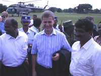 Le médiateur norvégien Erik Solheim à sa descente d'hélicoptère à Kilinochchi, au cœur de la rébellion tamoule.(Photo: Mouhssine Ennaimi/RFI)