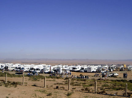 Les camping-car sont installés à l'entrée de l'aéroport.(Photo : P Nadel/RFI)