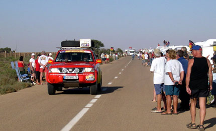 A l'arrivée des voitures du Dakar.(Photo : P Nadel/RFI)
