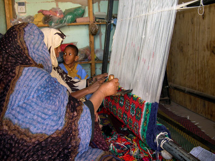 Tissage traditionnel d’un tapis en laine.(Photo : P Nadel/RFI)
