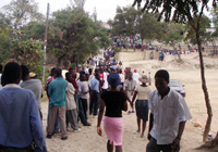 La file d'attente devant le centre électoral de Meyotte.(Photo : Manu Pochez/RFI)