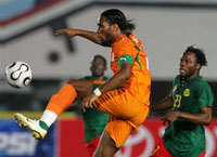 Didier Drogba qualifie les "Eléphants" pour les demi-finales en inscrivant le 12e tir au but d'une séance interminable.(Photo : AFP)