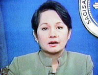La présidente Gloria Arroyo annonce l'état d'urgence national à la télévision philippine, le 24 février.(Photo: AFP)