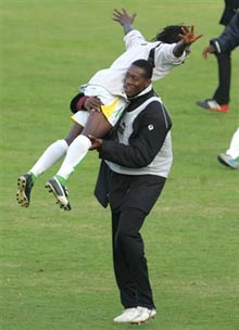 Le Sénégalais Frédéric Mendy saute dans les bras d'un des membres de l'encadrement des «Lions» après la qualification pour la demi-finale.(Photo : AFP)