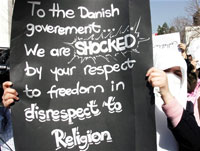 Une Jordanienne brandit une pancarte sur laquelle est écrit : «Au gouvernement danois. Nous sommes choqués par votre respect de la liberté qui est irrespectueuse de la religion.»(Photo : AFP)