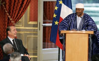 Le président français Jacques Chirac (à G.) et son homologue malien Amadou Toumani Touré. La France tente de proposer de nouveaux financements au développement pour les pays pauvres.(Photo : AFP)