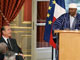 Le président français Jacques Chirac (à G.) et son homologue malien Amadou Toumani Touré. La France tente de proposer de nouveaux financements au développement pour les pays pauvres. 

		(Photo : AFP)