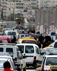 Le point de passage de Qalandia entre Israël et la Cisjordanie, le 19 février 2006. Les sanctions israéliennes touchent de plein fouet l'économie palestinienne. (Photo: AFP)