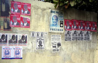 Nombreux sont les candidats affichés sur les murs.(Photo : Manu Pochez/RFI)