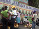 Des vendeurs d'oranges devant les affiches électorales.(Photo : Manu Pochez/RFI)