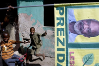 René Préval a été déclaré vainqueur de la présidentielle haïtienne du 7 février 2006, avec 51,15% des voix, évitant&nbsp;un second tour initialement prévu le 19 mars dans un pays troublé.(Photo : AFP)