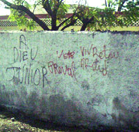 Sur le mur de la cité est écrit : «Vote Préval. Vive le retour d'Aristide».(Photo : Manu Pochez/RFI)