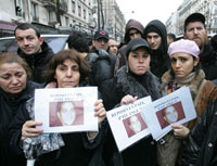 Des personnes présentent des portraits d'Ilan Halimi, le 19 février 2006 à Paris, lors d'une marche silencieuse en sa mémoire.(Photo : AFP)